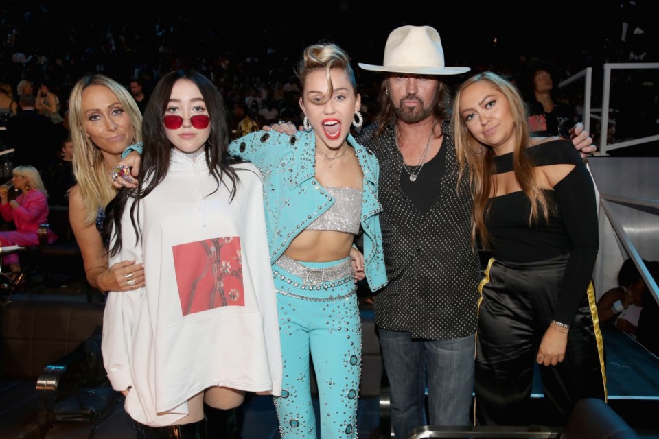 Noah Cyrus on stage at Stagecoach 2025, captivating the crowd with her stunning performance and bold outfit.