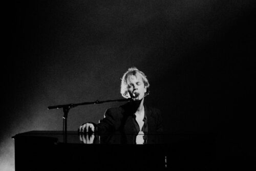 Tom Odell performing live in 2025.