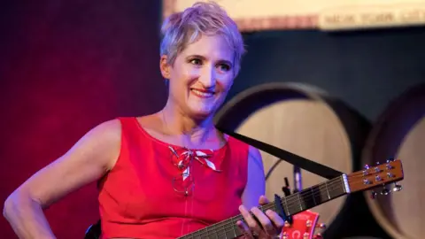 Jill Sobule performing 'I Kissed a Girl'