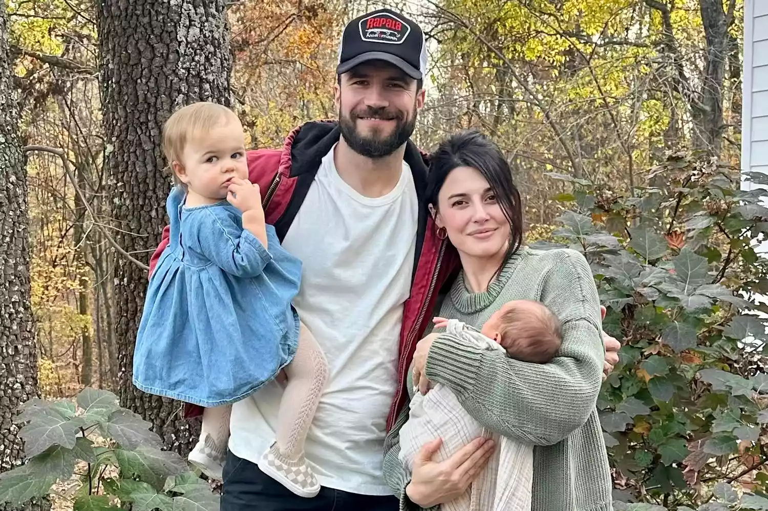 Sam Hunt with his family on tour in 2025