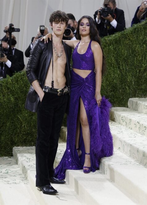 Camila Cabello posando antes de la gira europea, mostrando seguridad y estilo