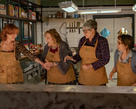 Susan Sarandon and cast in Nonnas kitchen scene