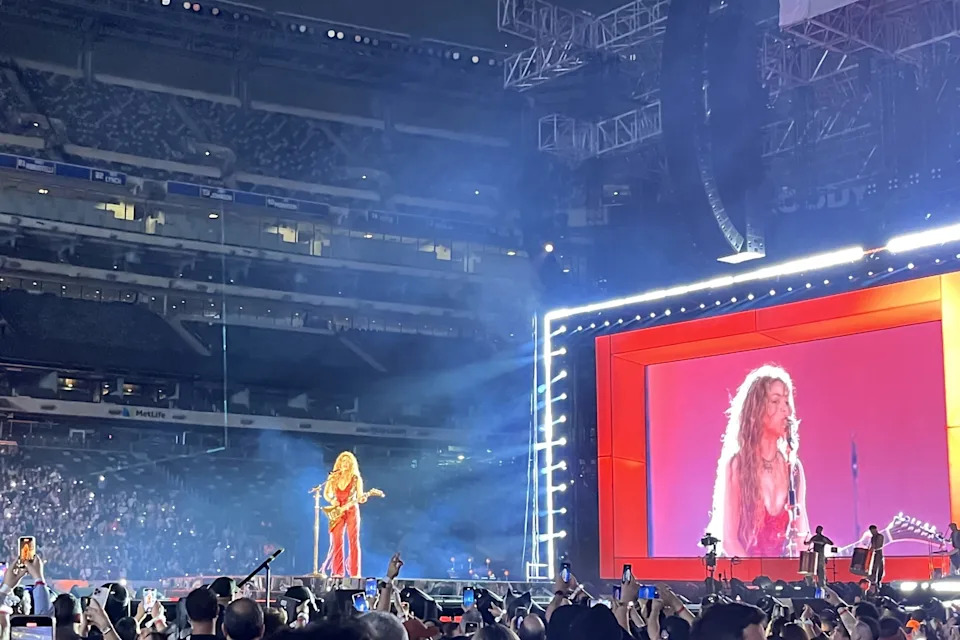 Shakira brillando en el escenario
