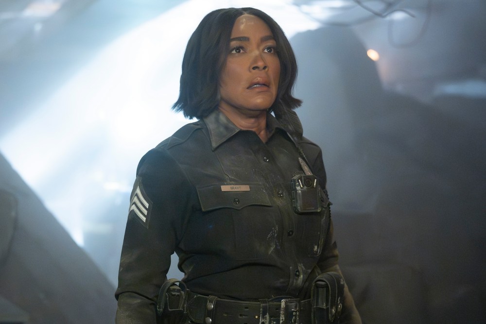 911 cast in Season 8 finale