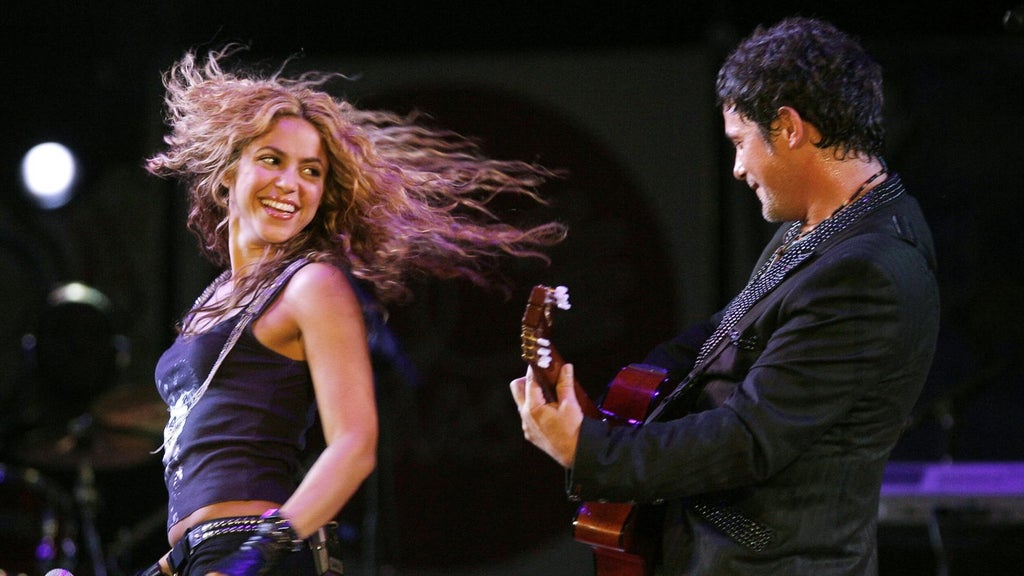 Alejandro Sanz y Shakira en el escenario durante la gira Las Mujeres Ya No Lloran