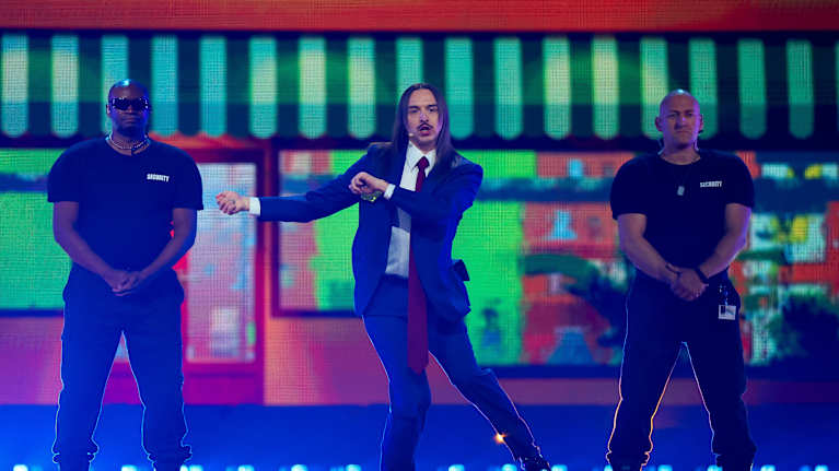Erika Vikman esiintyy Euroviisuissa 2025 finaalilavalla.